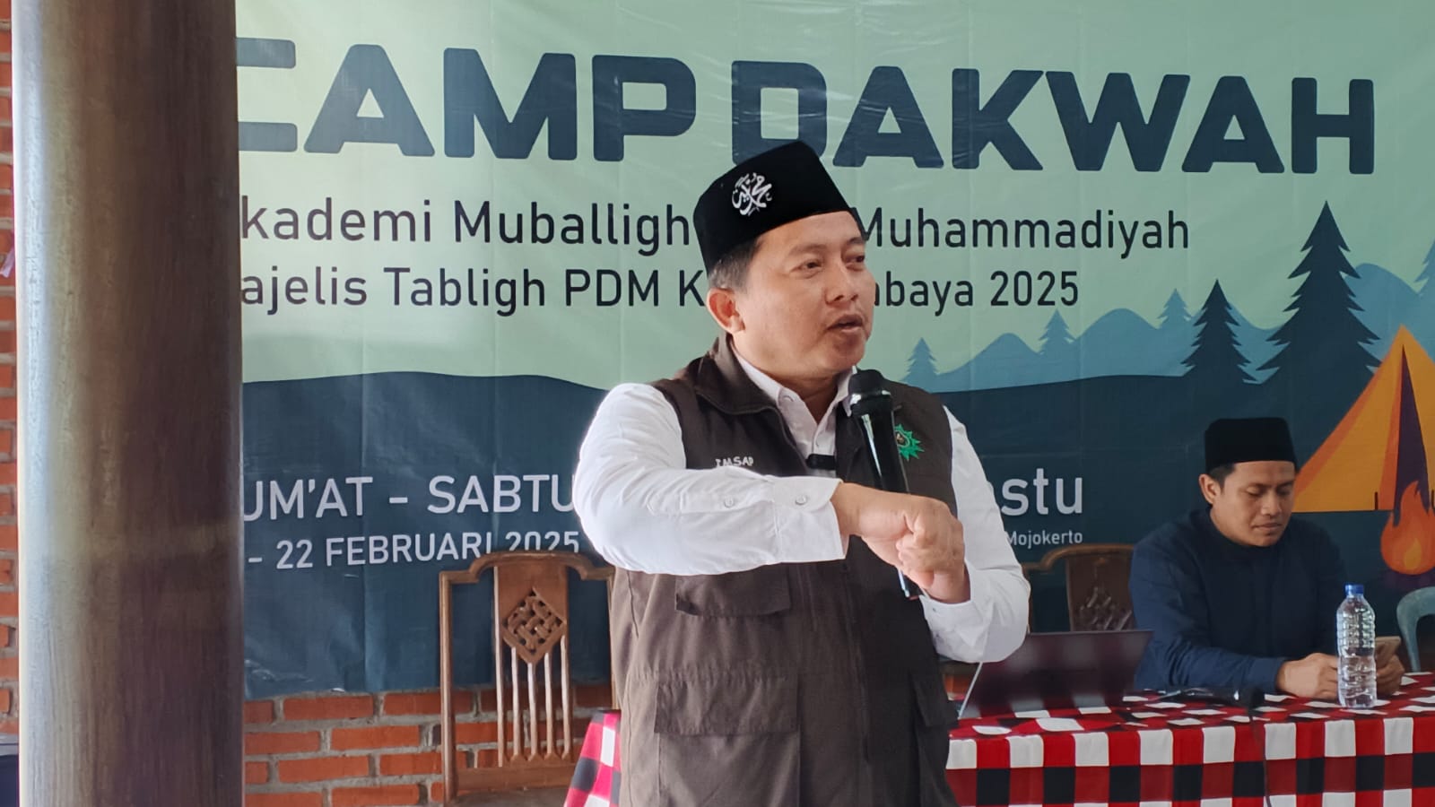 Ketua Majelis Tabligh PDM Surabaya, Imam Sapari SHI MPdI ketika menyampaikan materinya