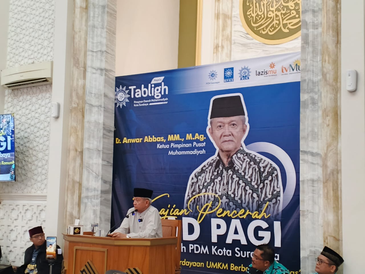 Anwar Abbas ketika mengisi Kajian Pencerah PDM Surabaya di Masjid Al-Badar